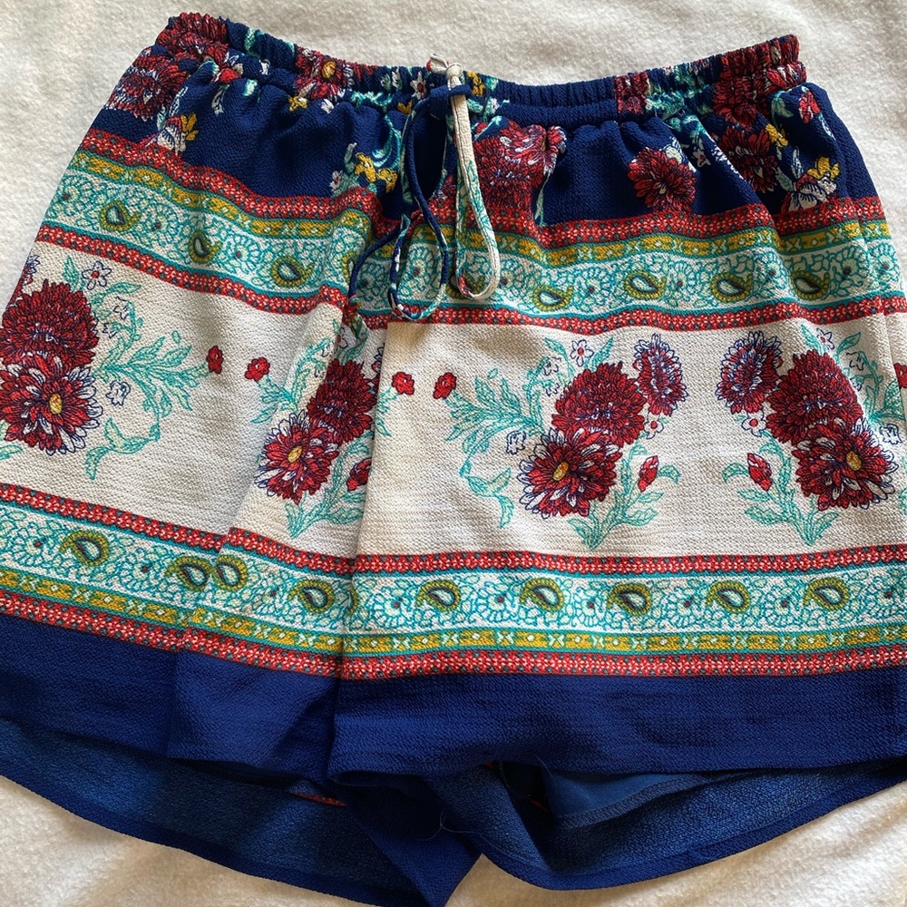 NWOT Franscesca’s Floral Shorts Size Medium